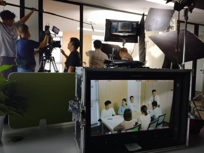青秀区TVC拍摄公司：科技产品视觉化大师，诠释未来感与功能美学